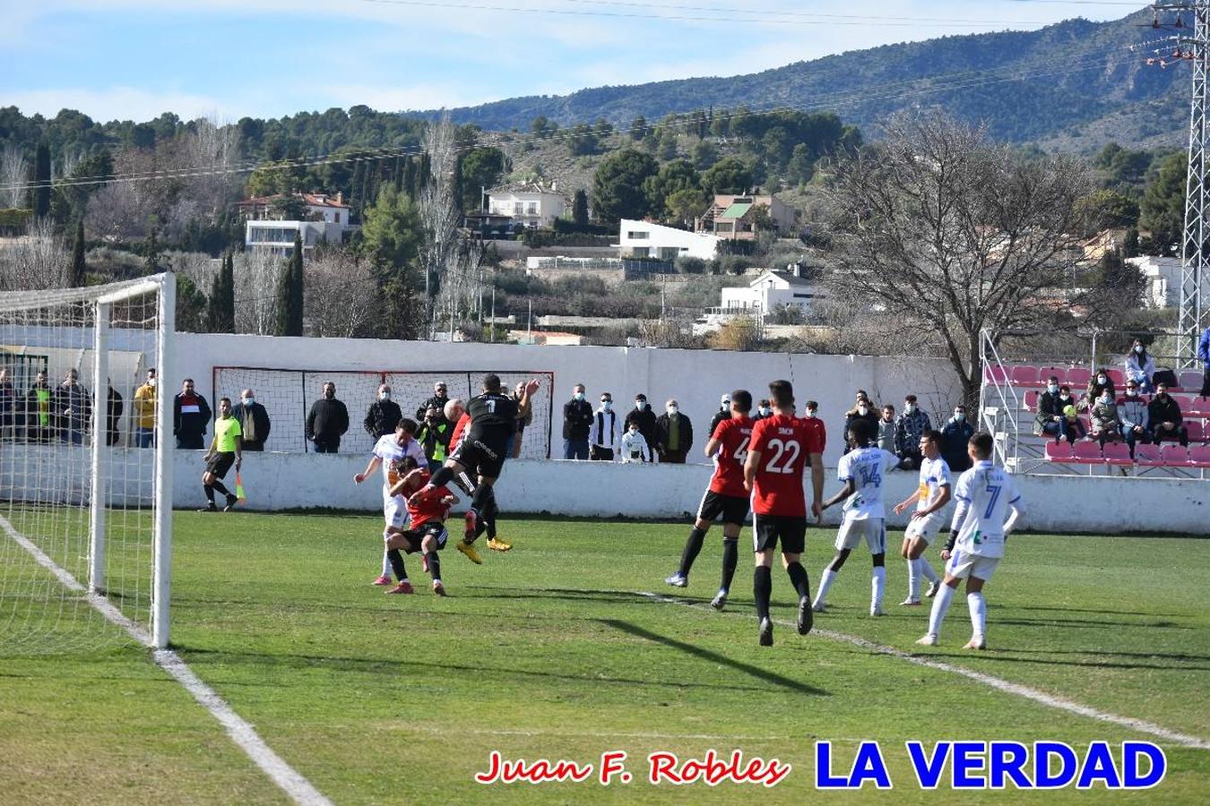 El defensa agarra a Gladison impidiendo que pueda rematar. Un empate con sabor a poco para comenzar el año en El Morao. Tras empatar el partido, el equipo caravaqueño gozó de varias oportunidades para alzarse con la victoria pero, una vez más, las decisiones arbitrales impidieron que así fuera. 