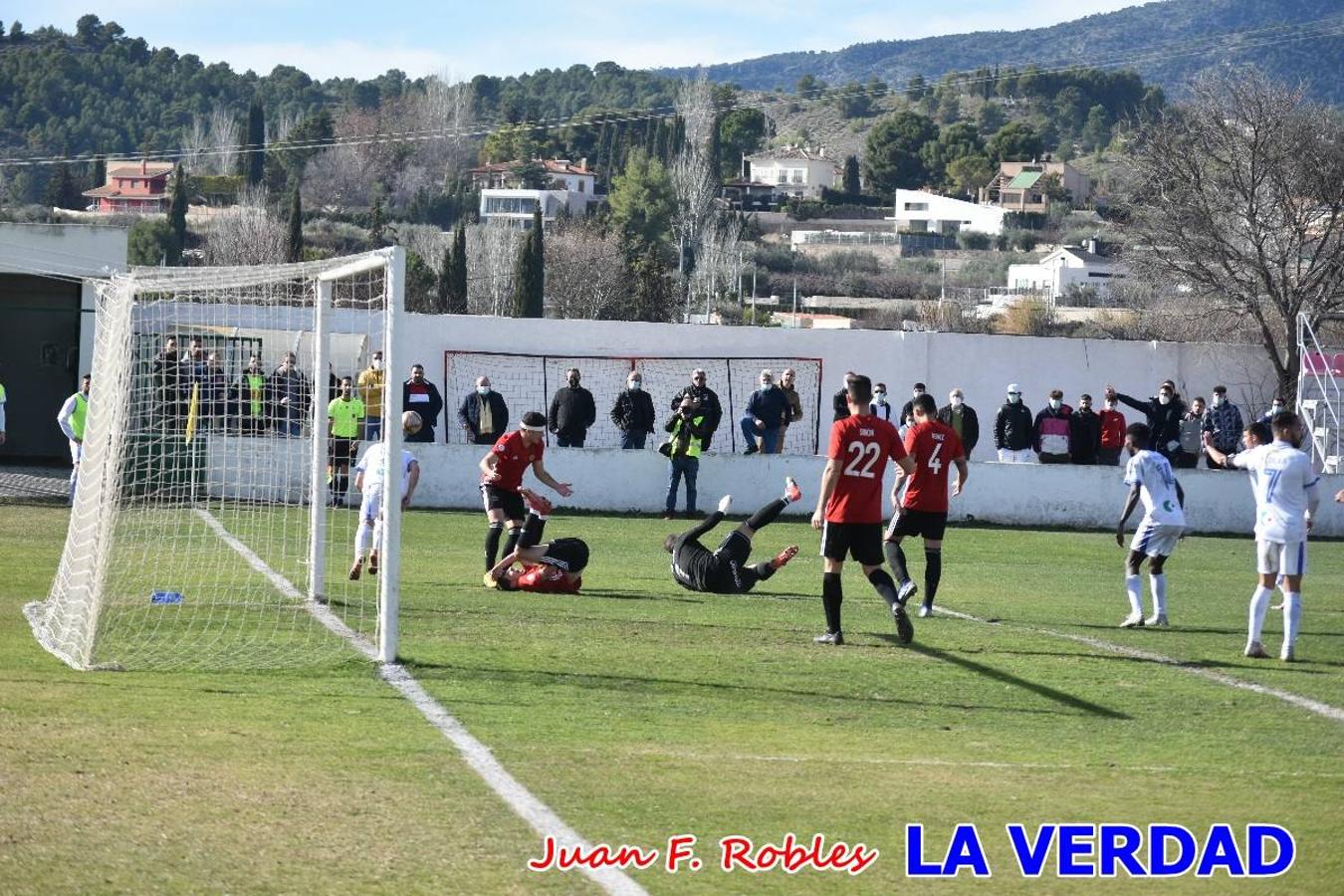 El defensa agarra a Gladison impidiendo que pueda rematar. Un empate con sabor a poco para comenzar el año en El Morao. Tras empatar el partido, el equipo caravaqueño gozó de varias oportunidades para alzarse con la victoria pero, una vez más, las decisiones arbitrales impidieron que así fuera. 