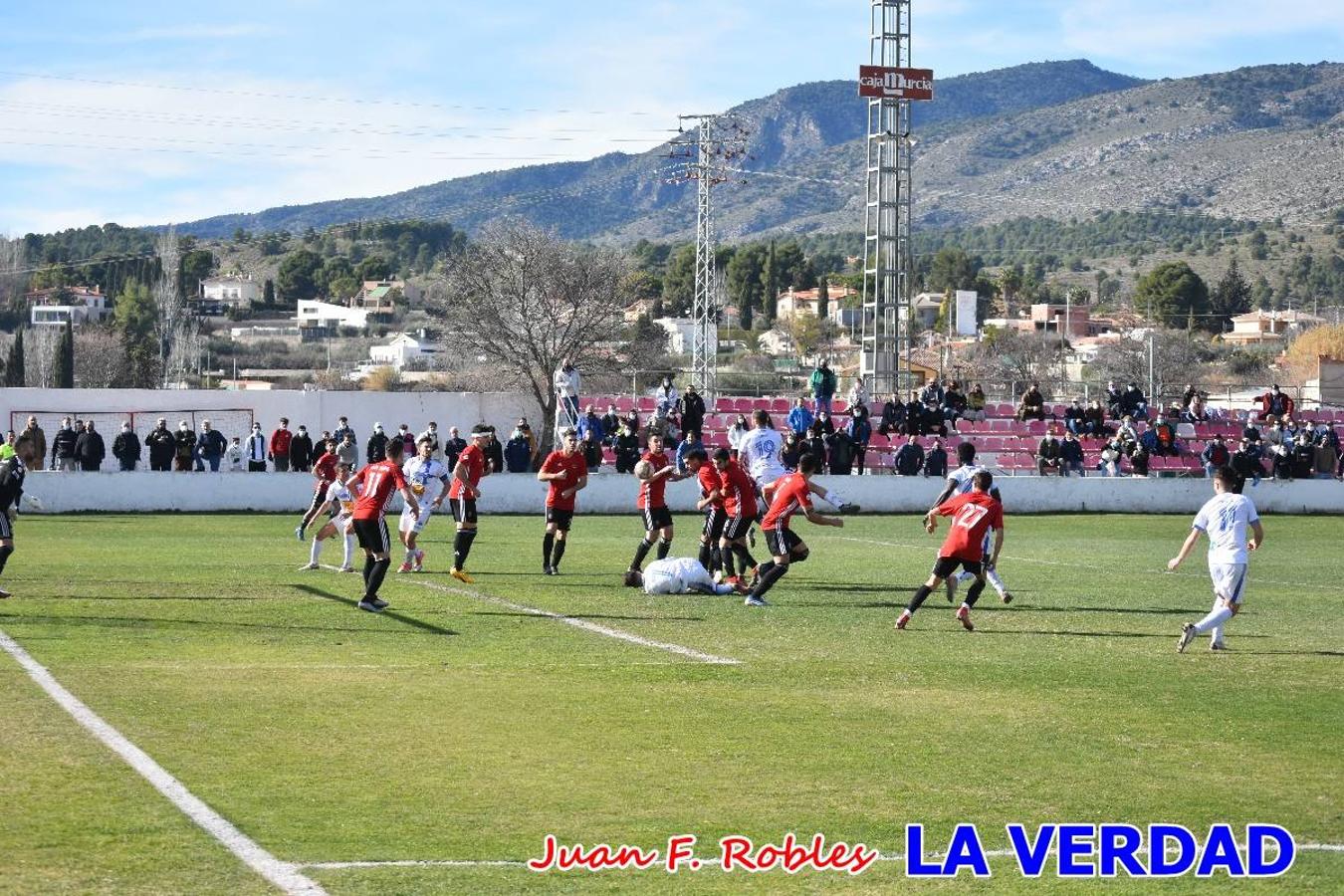 El defensa agarra a Gladison impidiendo que pueda rematar. Un empate con sabor a poco para comenzar el año en El Morao. Tras empatar el partido, el equipo caravaqueño gozó de varias oportunidades para alzarse con la victoria pero, una vez más, las decisiones arbitrales impidieron que así fuera. 