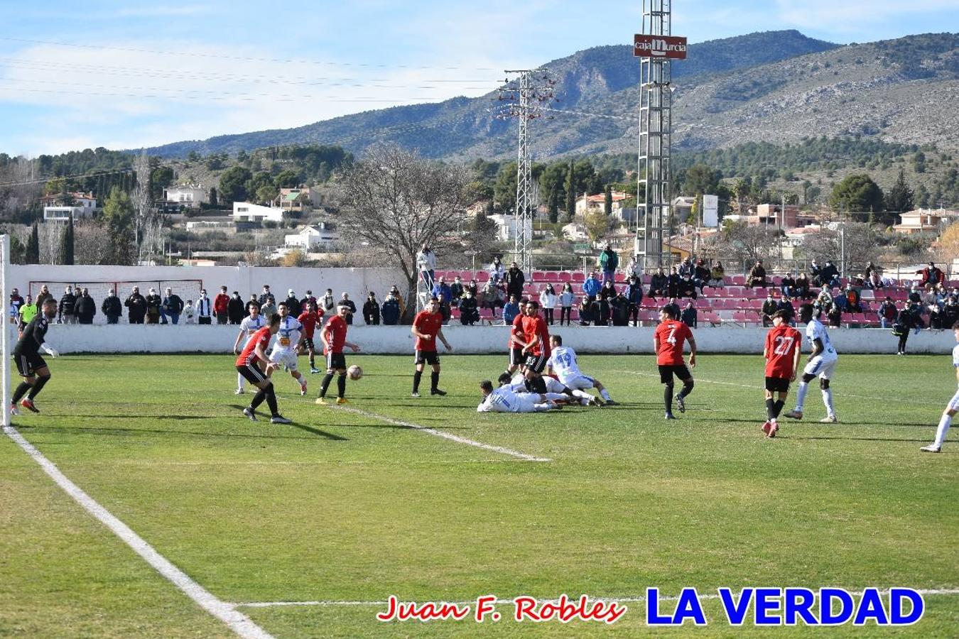 El defensa agarra a Gladison impidiendo que pueda rematar. Un empate con sabor a poco para comenzar el año en El Morao. Tras empatar el partido, el equipo caravaqueño gozó de varias oportunidades para alzarse con la victoria pero, una vez más, las decisiones arbitrales impidieron que así fuera. 