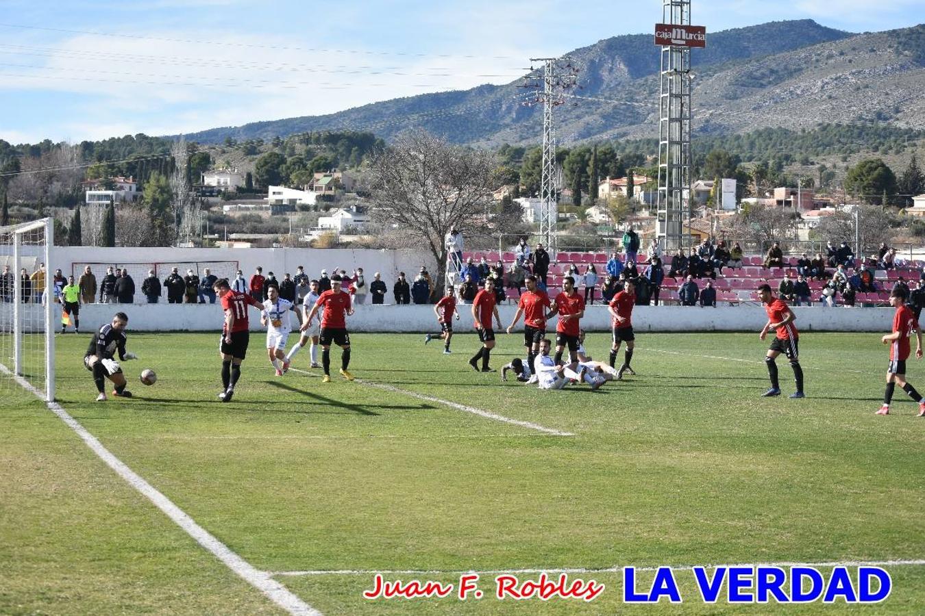 El defensa agarra a Gladison impidiendo que pueda rematar. Un empate con sabor a poco para comenzar el año en El Morao. Tras empatar el partido, el equipo caravaqueño gozó de varias oportunidades para alzarse con la victoria pero, una vez más, las decisiones arbitrales impidieron que así fuera. 