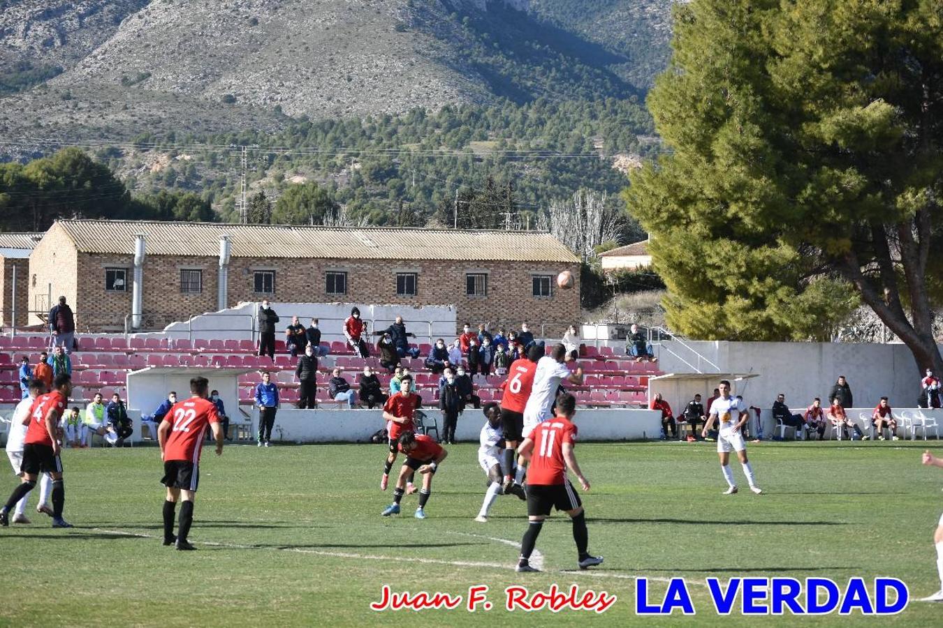 El defensa agarra a Gladison impidiendo que pueda rematar. Un empate con sabor a poco para comenzar el año en El Morao. Tras empatar el partido, el equipo caravaqueño gozó de varias oportunidades para alzarse con la victoria pero, una vez más, las decisiones arbitrales impidieron que así fuera. 