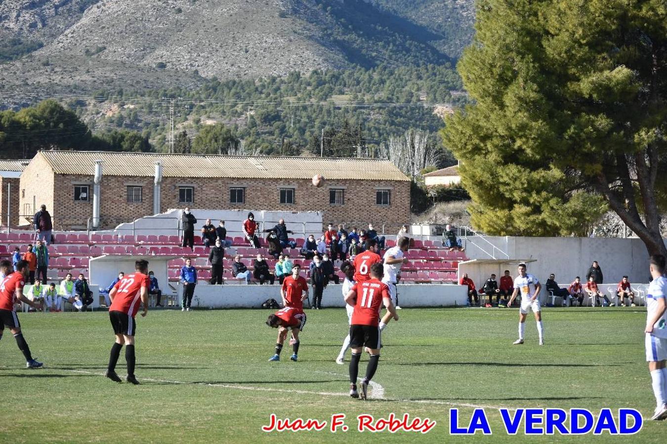 El defensa agarra a Gladison impidiendo que pueda rematar. Un empate con sabor a poco para comenzar el año en El Morao. Tras empatar el partido, el equipo caravaqueño gozó de varias oportunidades para alzarse con la victoria pero, una vez más, las decisiones arbitrales impidieron que así fuera. 