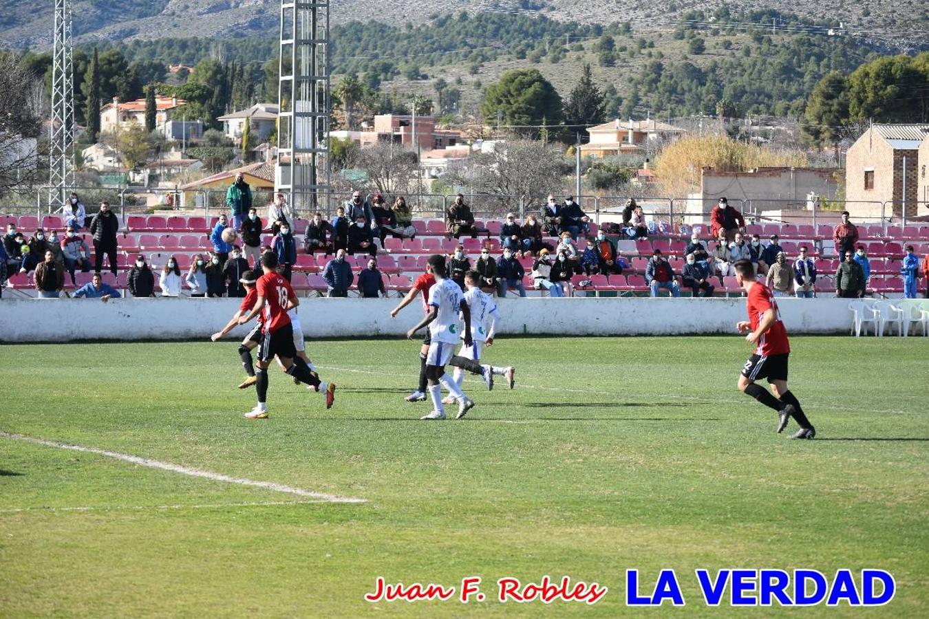 El defensa agarra a Gladison impidiendo que pueda rematar. Un empate con sabor a poco para comenzar el año en El Morao. Tras empatar el partido, el equipo caravaqueño gozó de varias oportunidades para alzarse con la victoria pero, una vez más, las decisiones arbitrales impidieron que así fuera. 