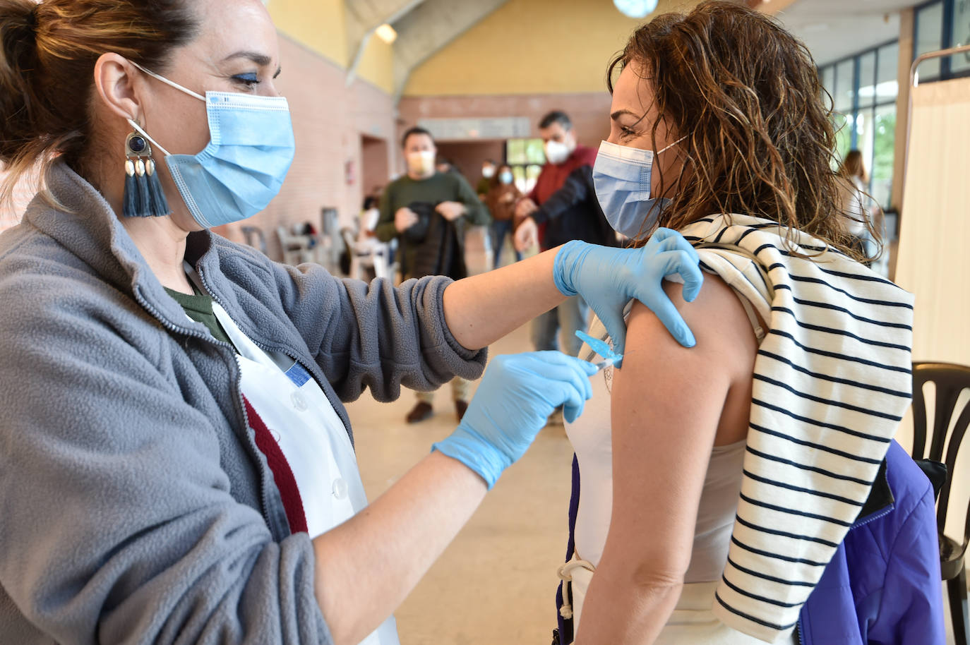 Fotos: Salud vacunó este domingo a más de 1.500 docentes en el Palacio de los Deportes de Murcia
