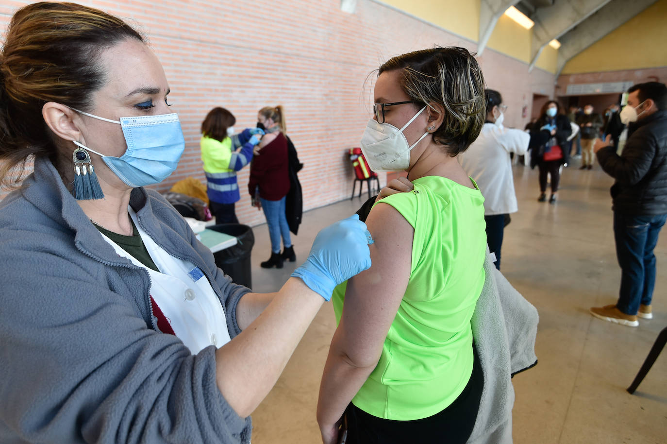 Fotos: Salud vacunó este domingo a más de 1.500 docentes en el Palacio de los Deportes de Murcia