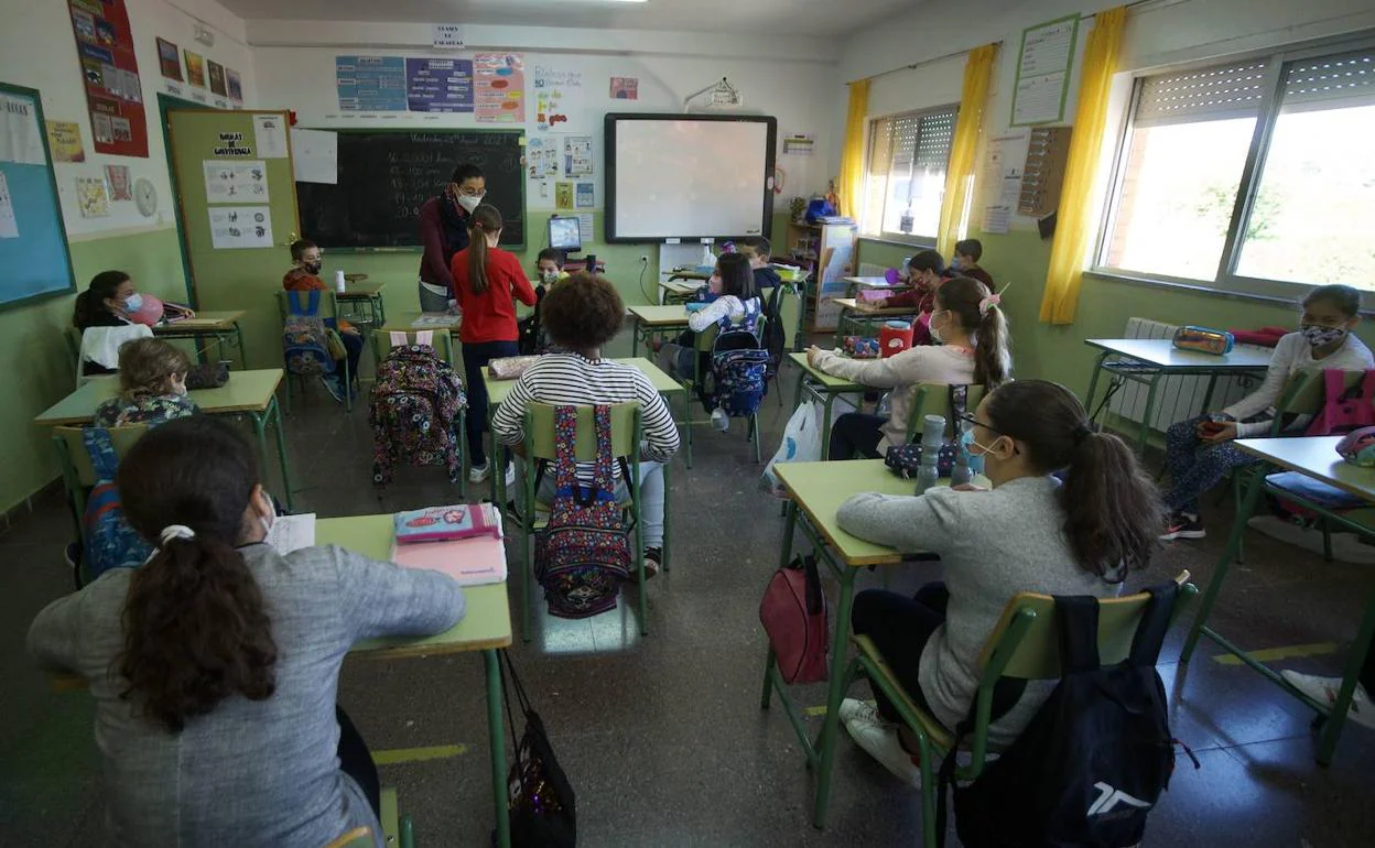 Imagen de archivo de alumnos dando clase en un colegio de Murcia.