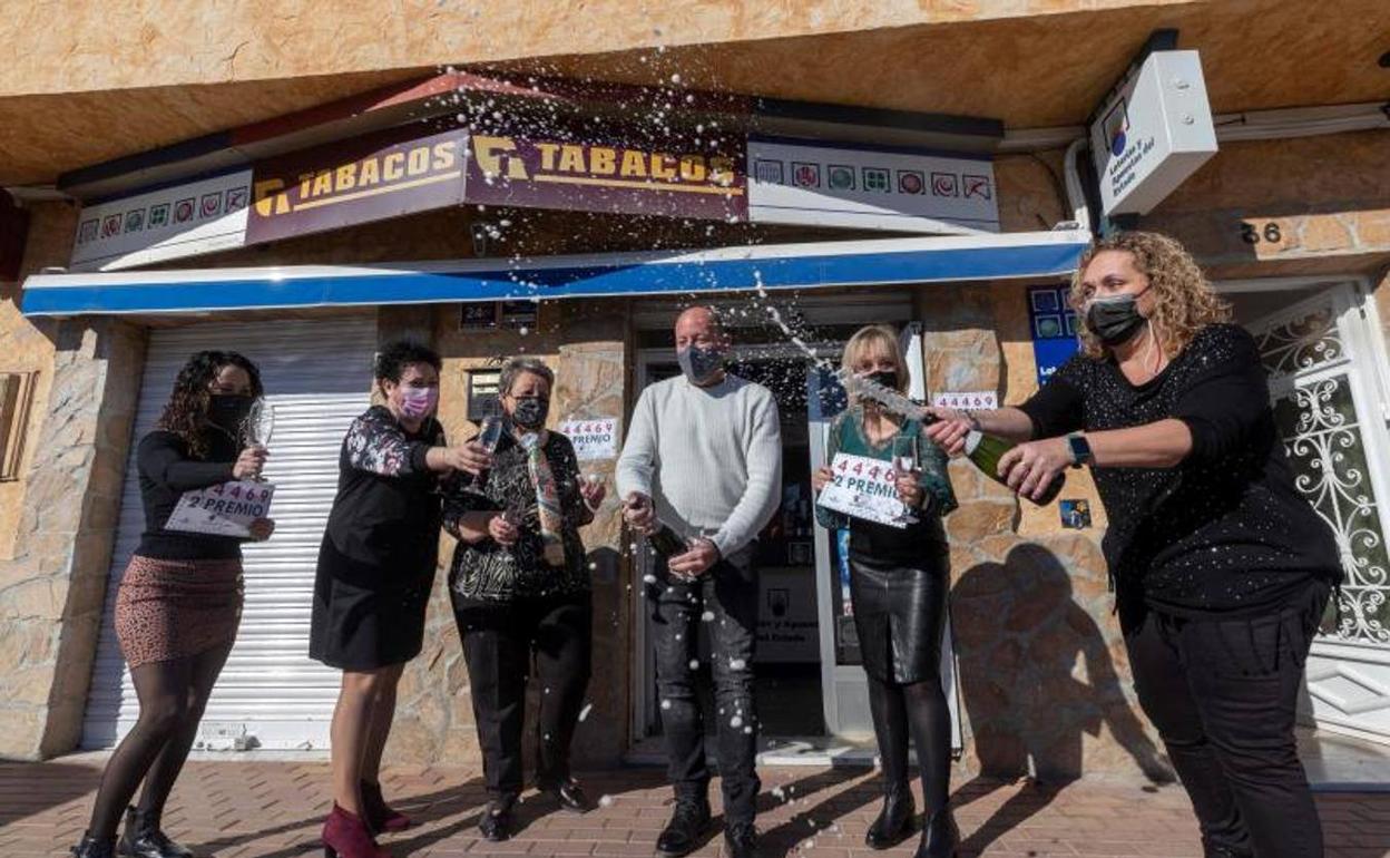 El gerente y las loteras de la administración de la pedanía murciana de Sangonera la Seca celebran con cava la venta de números el segundo premio.
