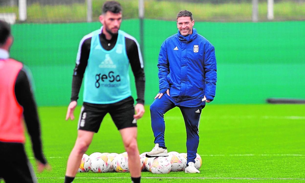Luis Carrión sonriente en el entrenamiento de ayer, con Pablo Vázquez en primer término. 