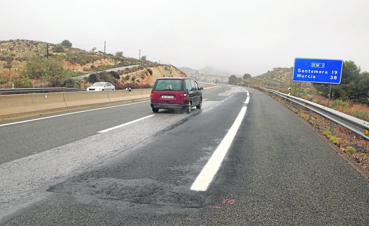 Uno de los numerosos tramos reparados en la autovía Zeneta-San Javier, ayer por la mañana, en el descenso del puerto. 
