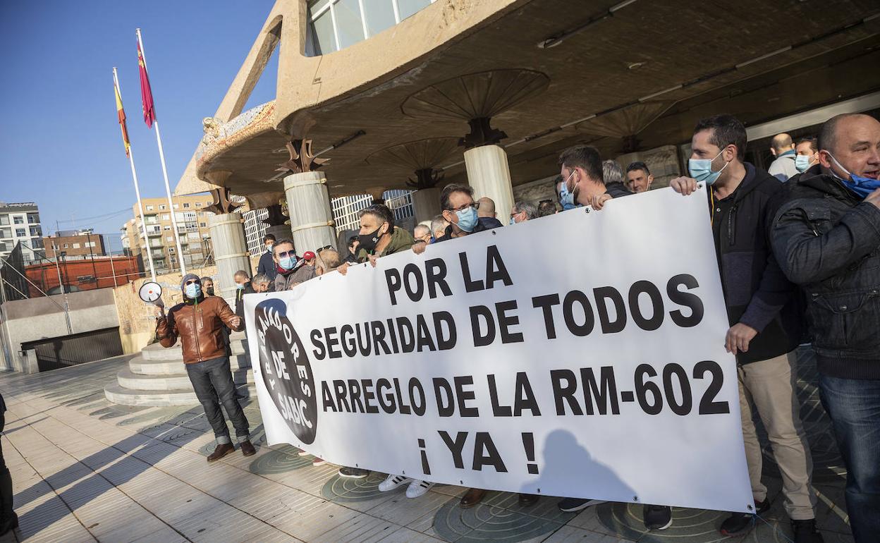 Obreros de Sabic y vecinos de La Aljorra, en la protesta frente a la Asamblea Regional. 