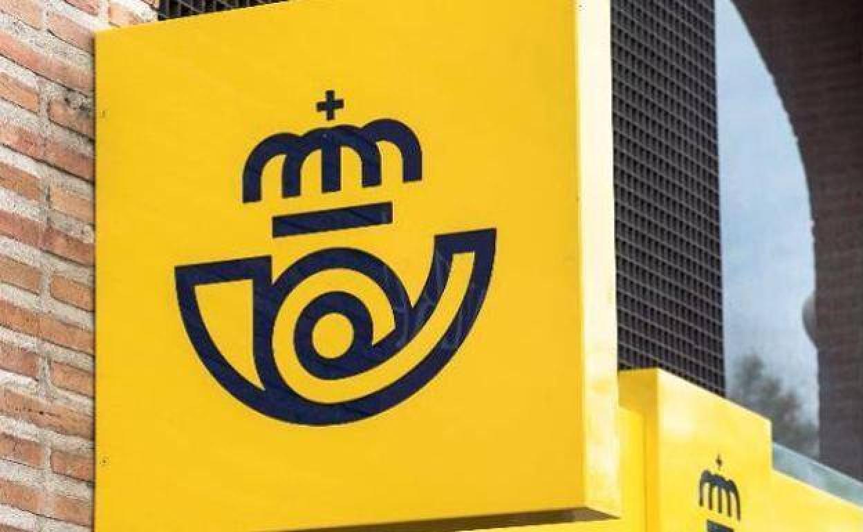 Logo de Correos en una fachada.