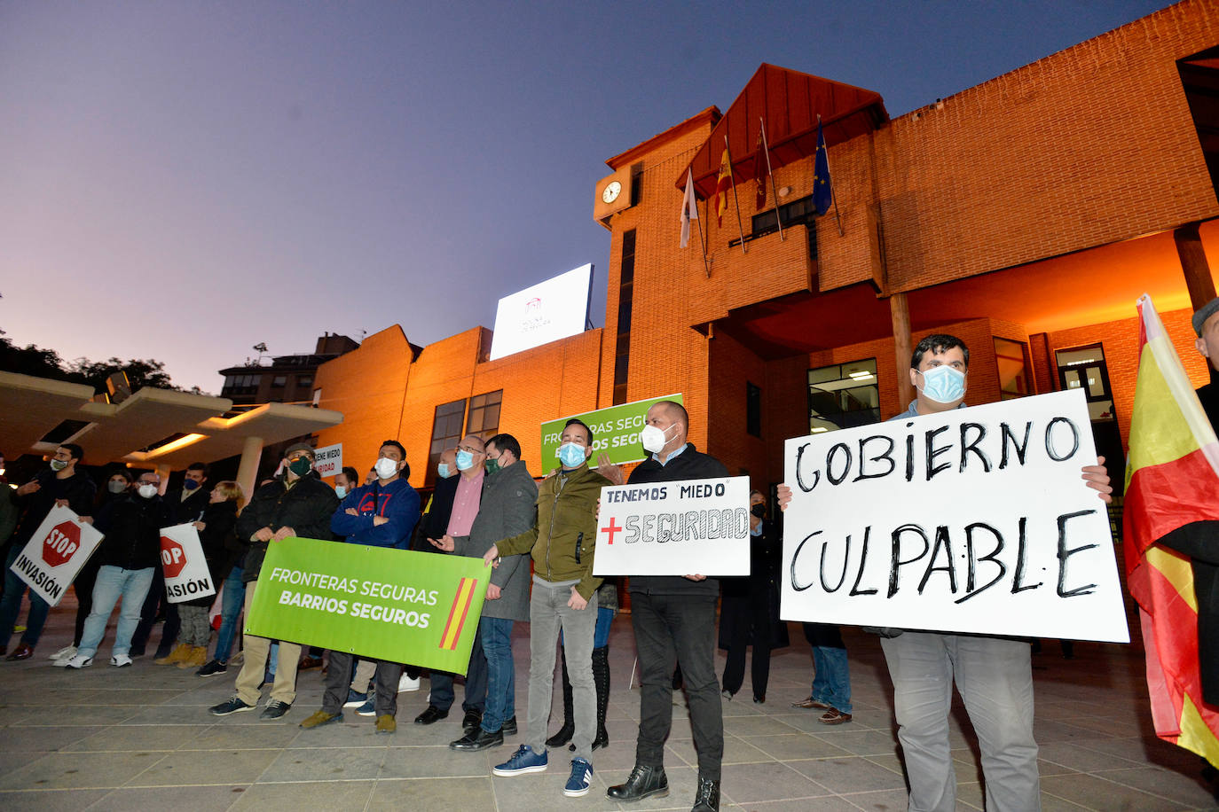 Fotos: Concentración en Molina para rechazar la reyerta