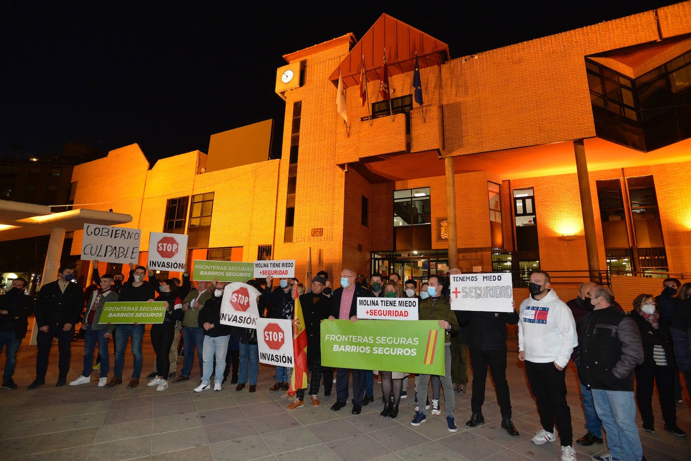 Fotos: Concentración en Molina para rechazar la reyerta