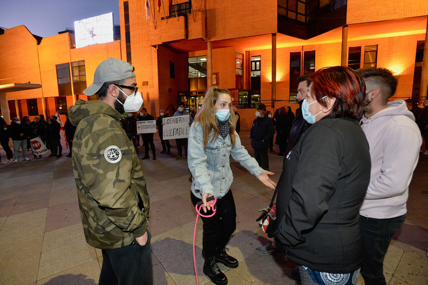 Fotos: Concentración en Molina para rechazar la reyerta