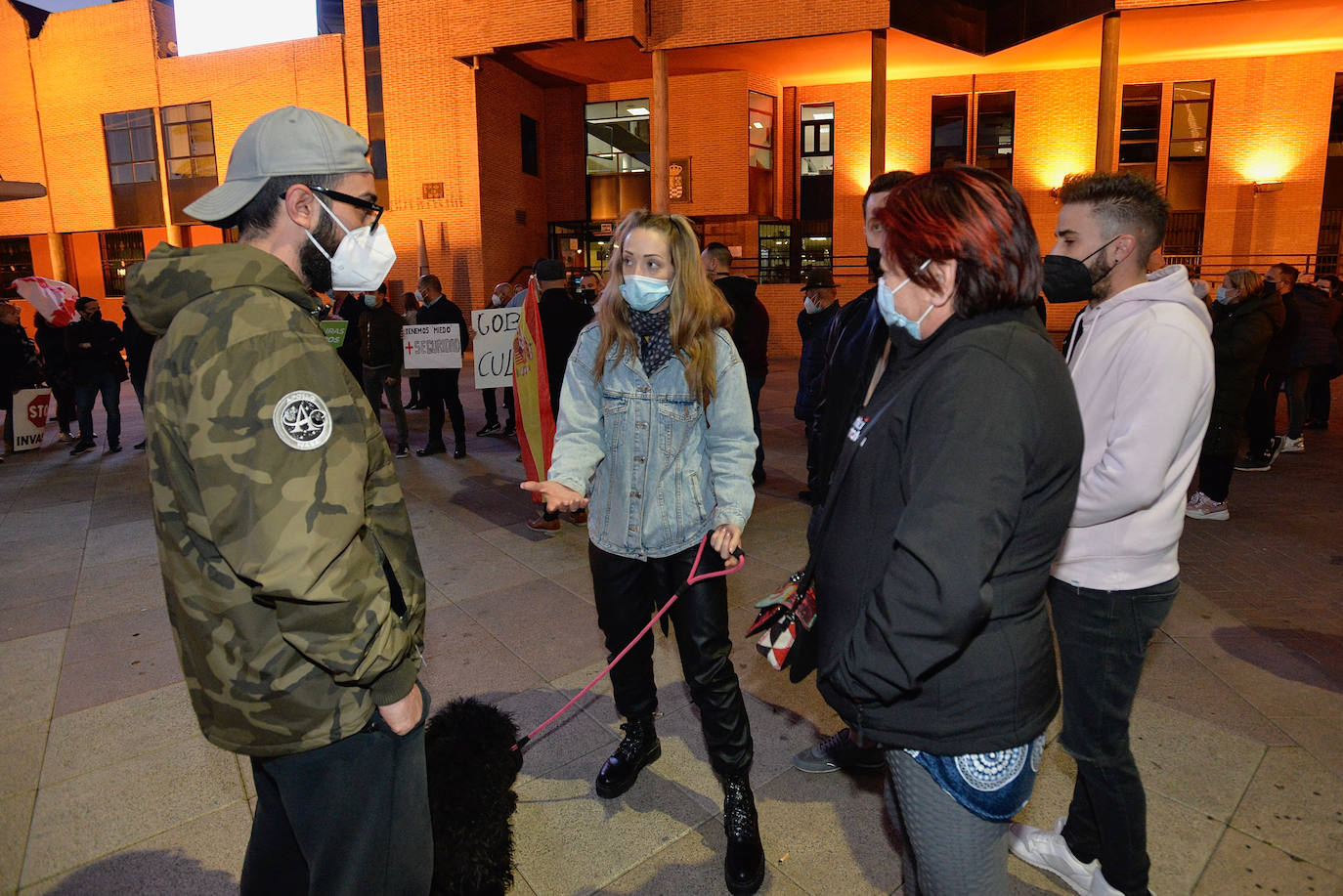 Fotos: Concentración en Molina para rechazar la reyerta