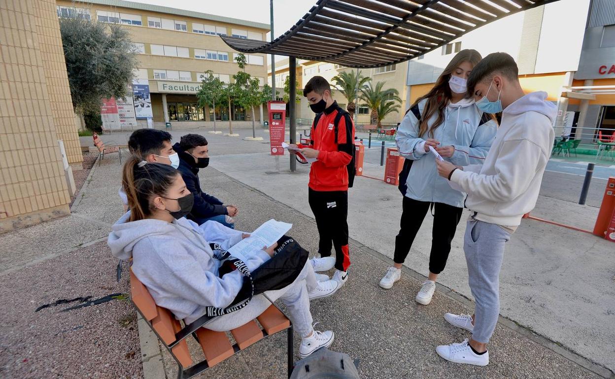 Estudiantes en el campus de Espinardo en una imagen de archivo. 