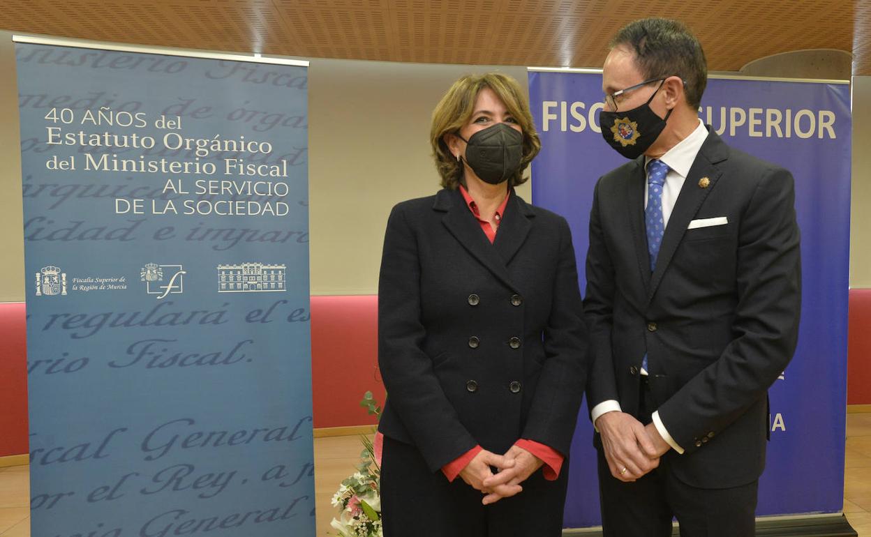 La fiscal general del Estado, Dolores Delgado, este viernes, en Murcia, junto al fiscal superior de la Región de Murcia, José Luis Díaz Manzanera.