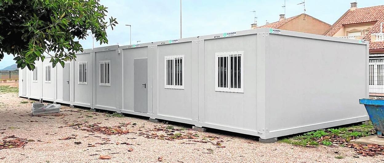 Las nuevas aulas prefabricadas enviadas por Educación al IES Menárguez, ayer, en Los Alcázares. 