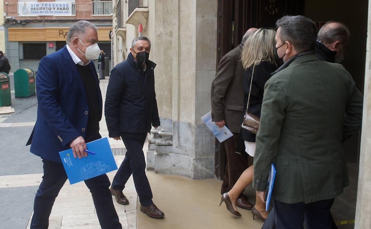 Lucas Jiménez y Juan Martín, entrando a la reunión mantenida este viernes en la sede de la CHS. 