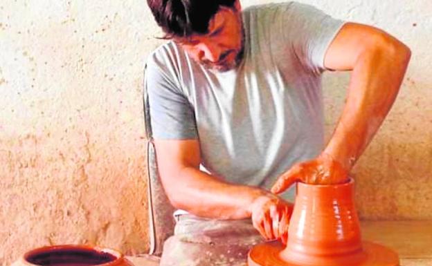 Pedro José Hernández trabaja el torno en su taller. 