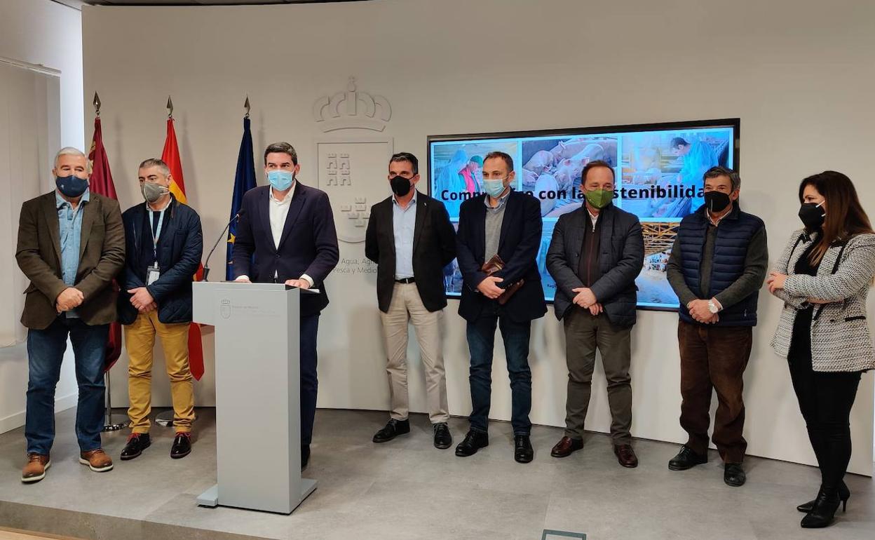 El consejero Antonio Luengo junto a representantes de organizaciones ganaderas.