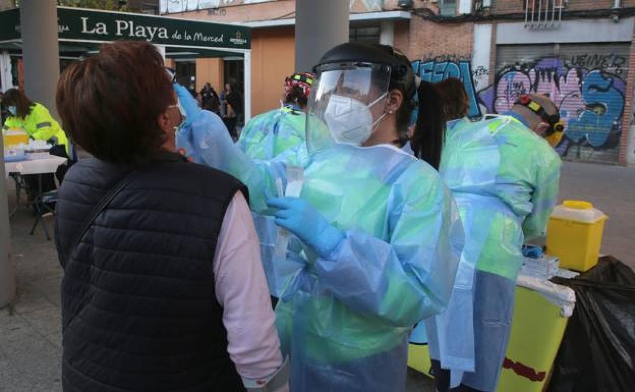 Una sanitaria realiza una prueba de antígenos a una mujer en Murcia, en una imagen de archivo.