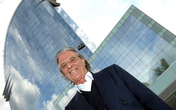 Ricardo Bofill posa ante el Hotel Vela.