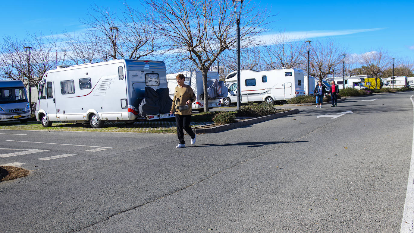 Fotos: Las autocaravanas llenan el área municipal de Thader en Murcia