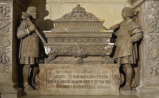 Alfonso X el Sabio. Es evidente que el sarcófago que contiene el corazón y las vísceras del monarca precisa restauración. 