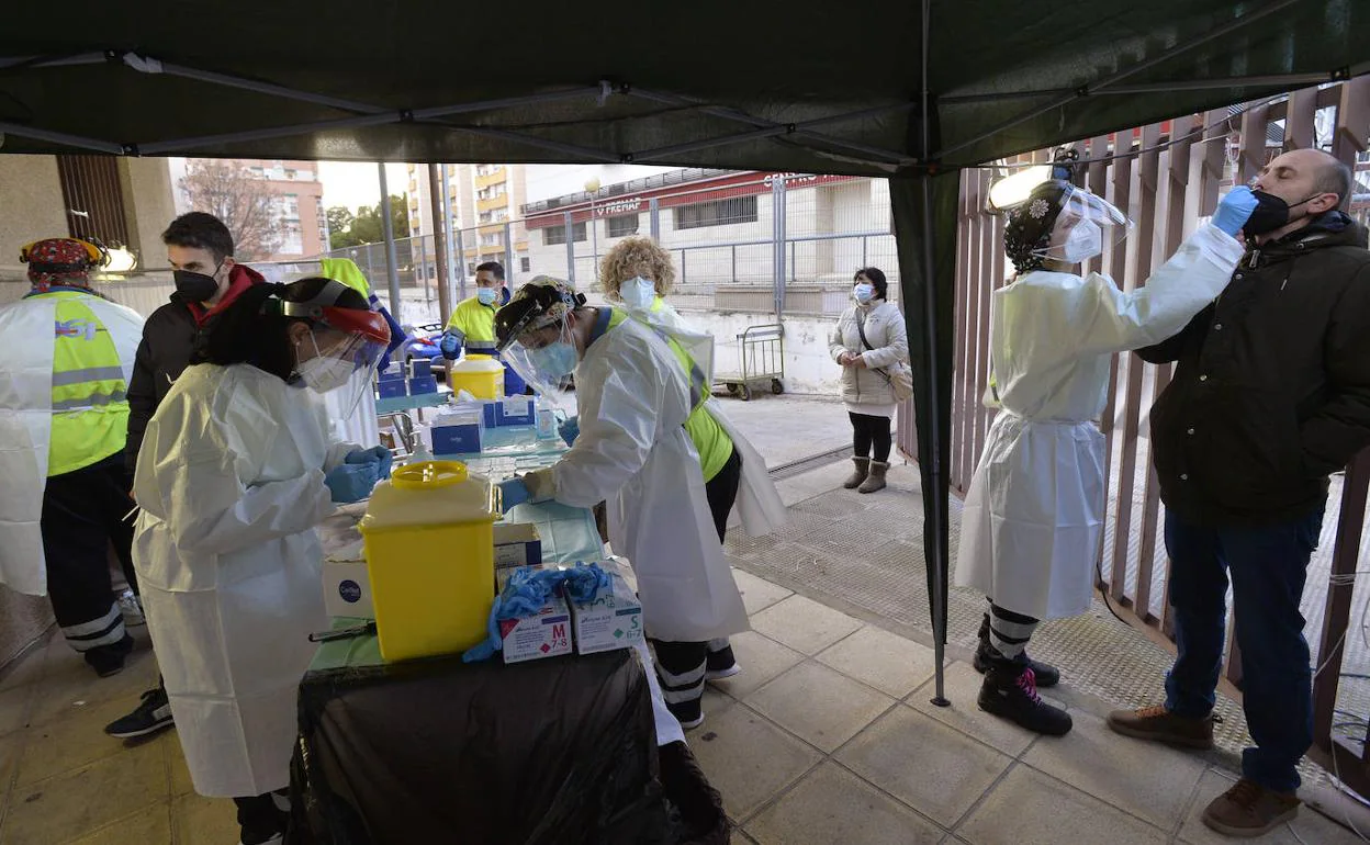 Pruebas de cribado para detectar el coronavirus en el centro de salud de San Andrés, en Murcia. 