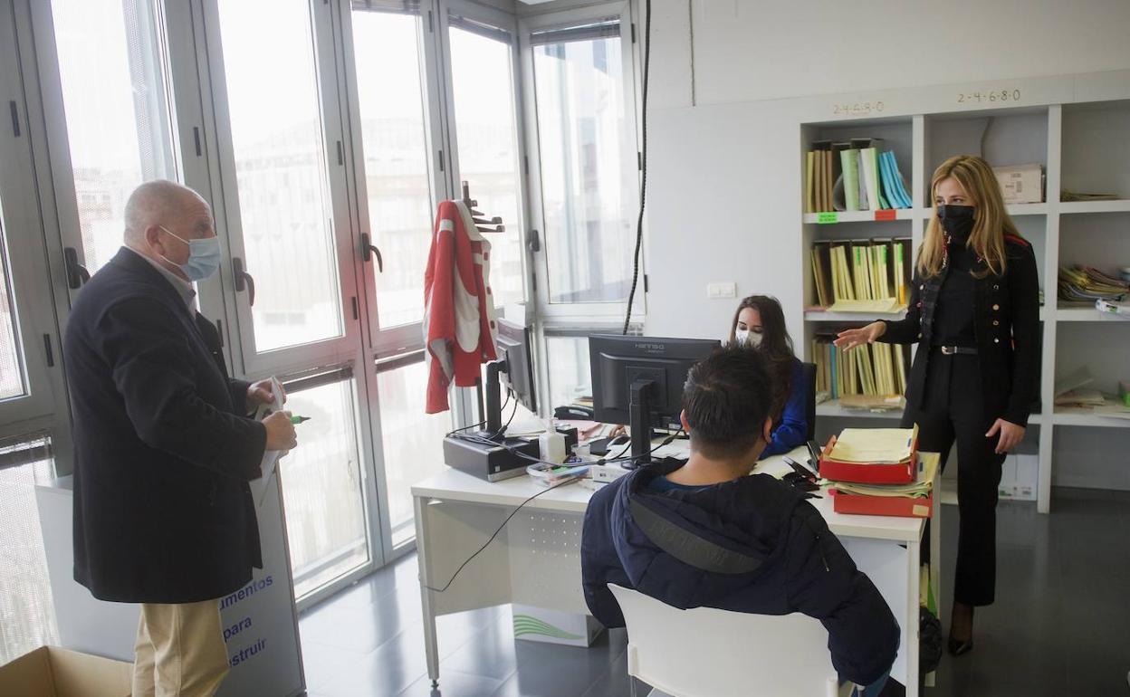 La jueza Alba Robles Rabasco toma declaración a un investigado por alcoholemia junto a su letrado y una funcionaria.