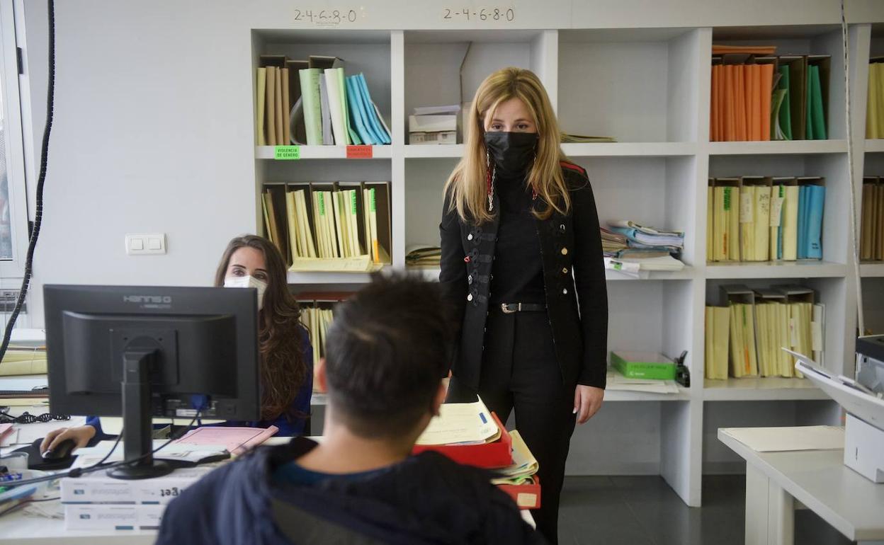 La jueza Alba Robles, nueva titular del Juzgado de Primera Instancia 1 de Jumilla, toma declaración junto a una funcionaria.