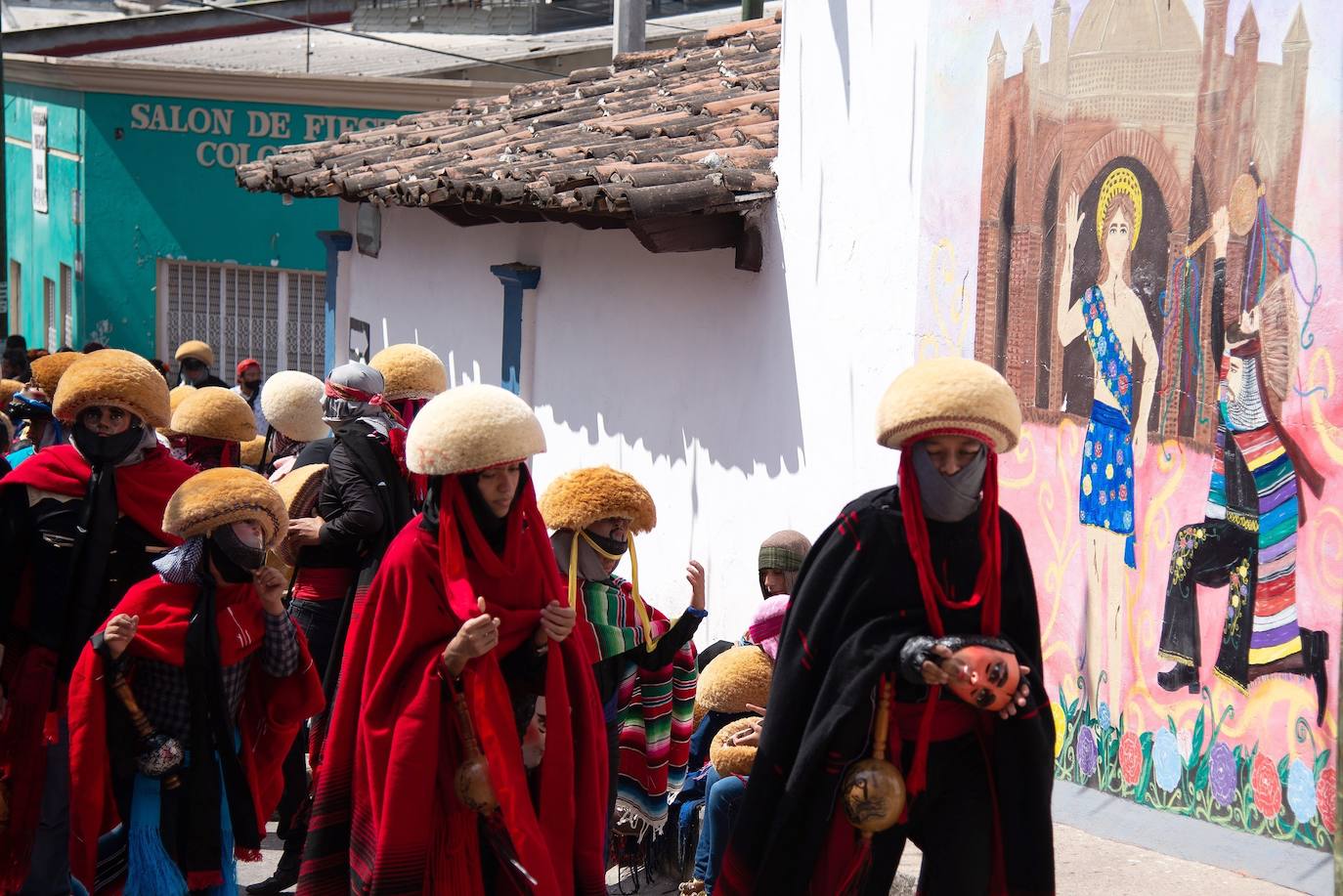 Fotos: Danzantes parachicos y mujeres chiapanecas