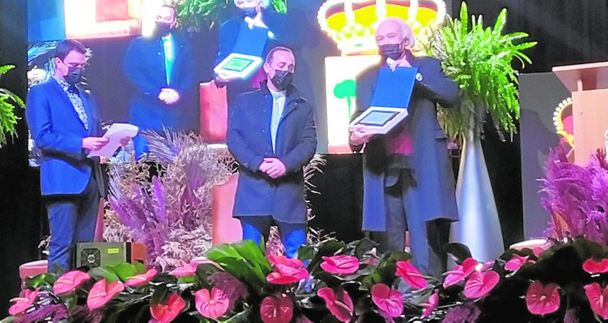 El pregonero Miguel Banegas, con la placa de reconocimiento. 