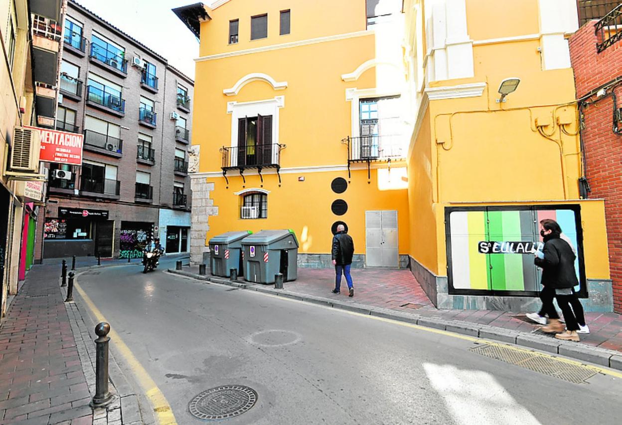 Contenedores, junto al Colegio Mayor, que serán retirados. 