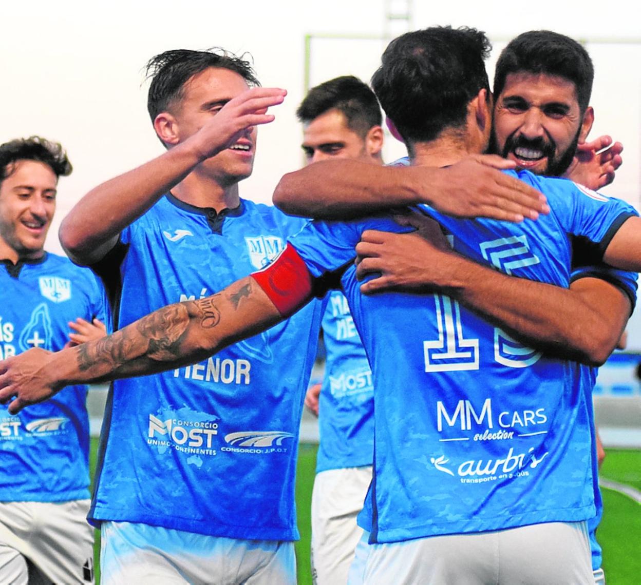 Los jugadores del Mar Menor abrazan a Molinero tras el gol. 