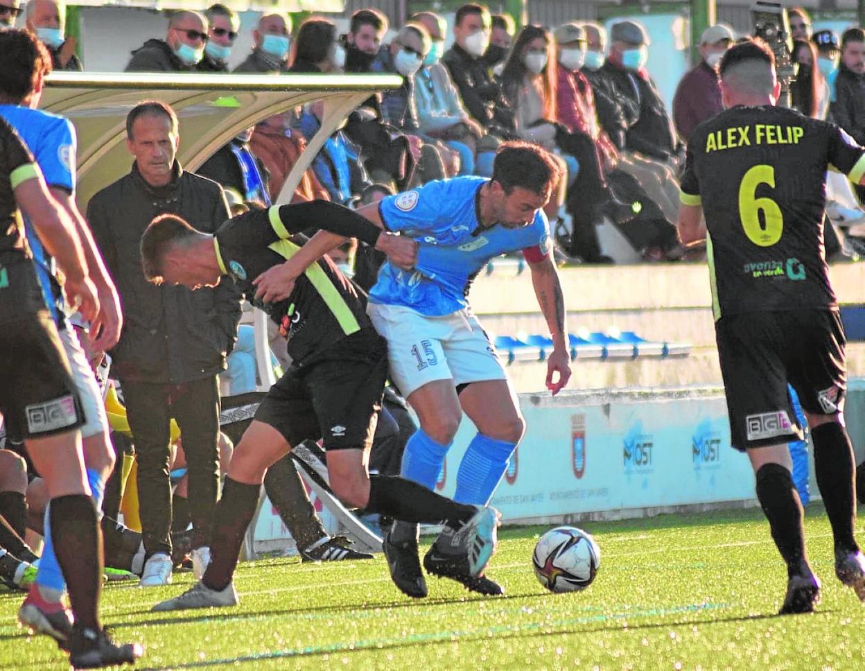 Molinero, del Mar Menor, pelea con un jugador de El Ejido en el duelo del pasado domingo. 