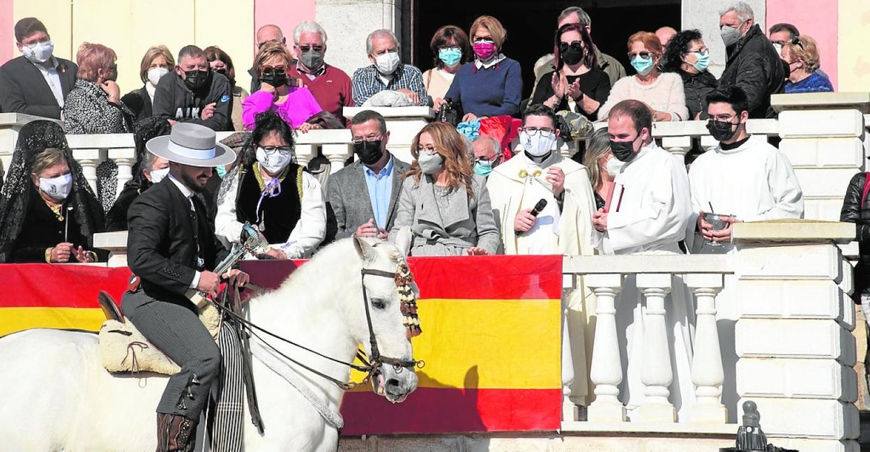 Entrega de trofeos a los caballistas que exhibieron sus animales en la plaza.