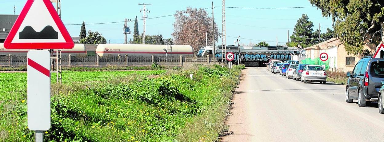 Un tren de mercancías, circulando ayer a la altura del paso a nivel de La Palma y Pozo Estrecho . 