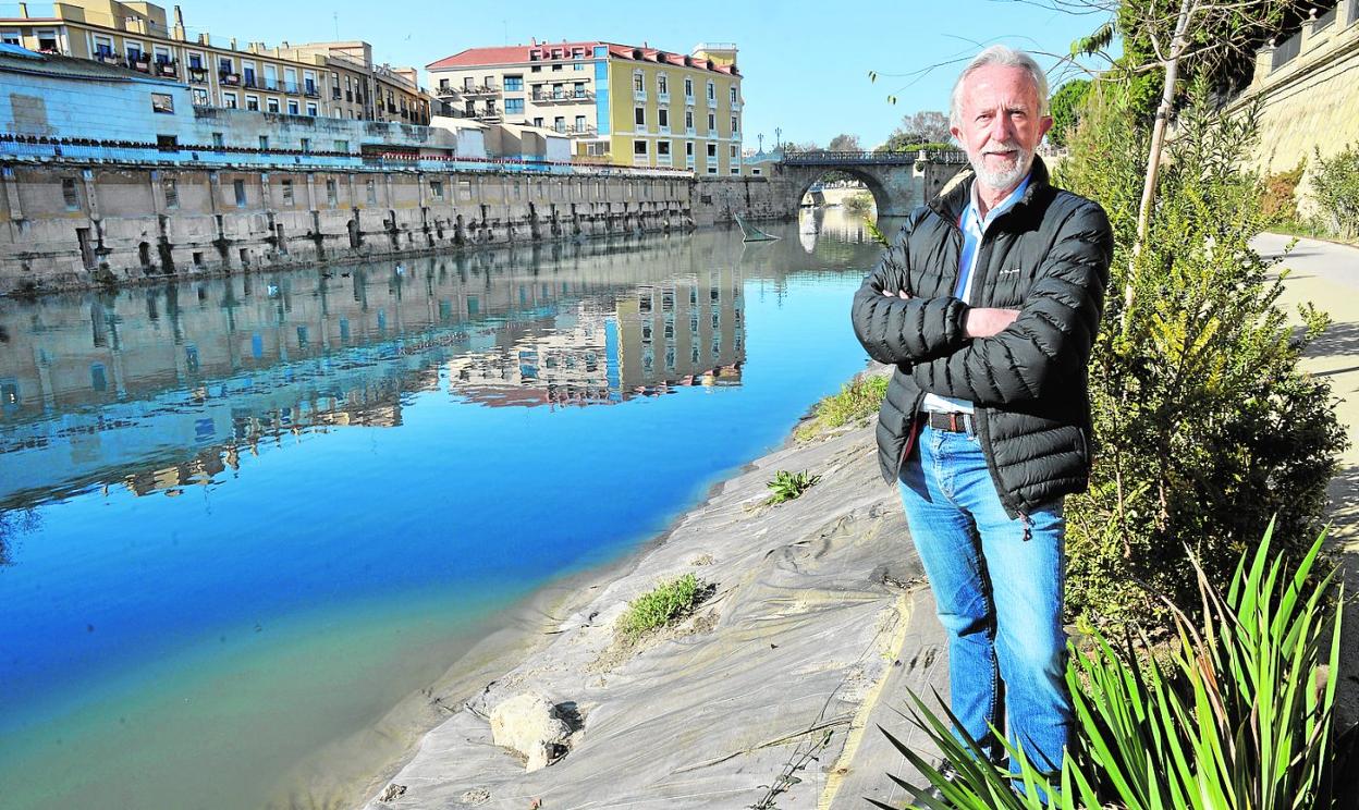 Salvador Navarro junto al Segura y delante del Museo de los Molinos del Río, que dirigió durante 13 años. 