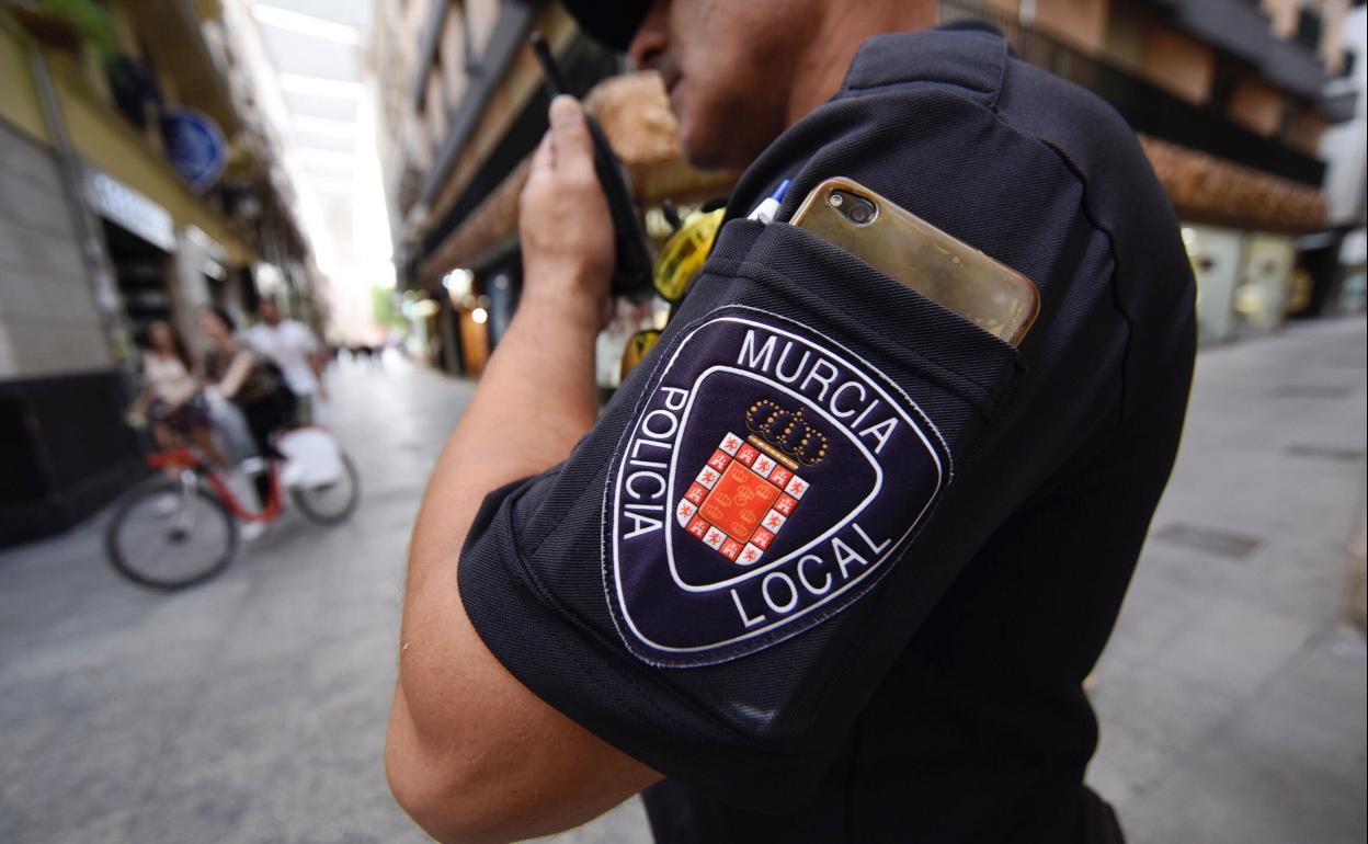 Una menor agrede a su padre y le amenaza con un cuchillo por decirle que fuera al colegio en Murcia