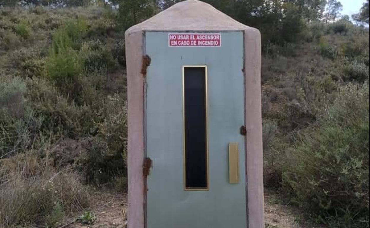 Puerta de ascensor en la Cresta del Gallo. 