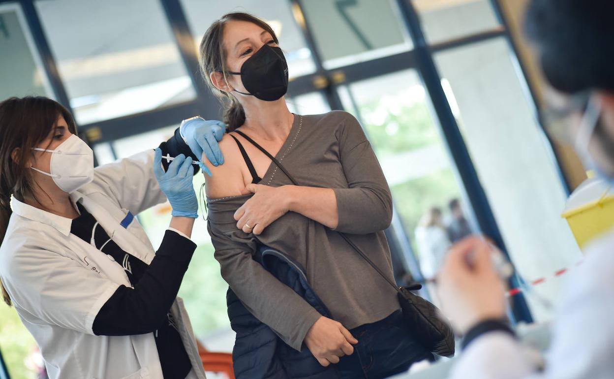 Una sanitaria vacuna a una joven en Murcia, en una imagen de archivo.