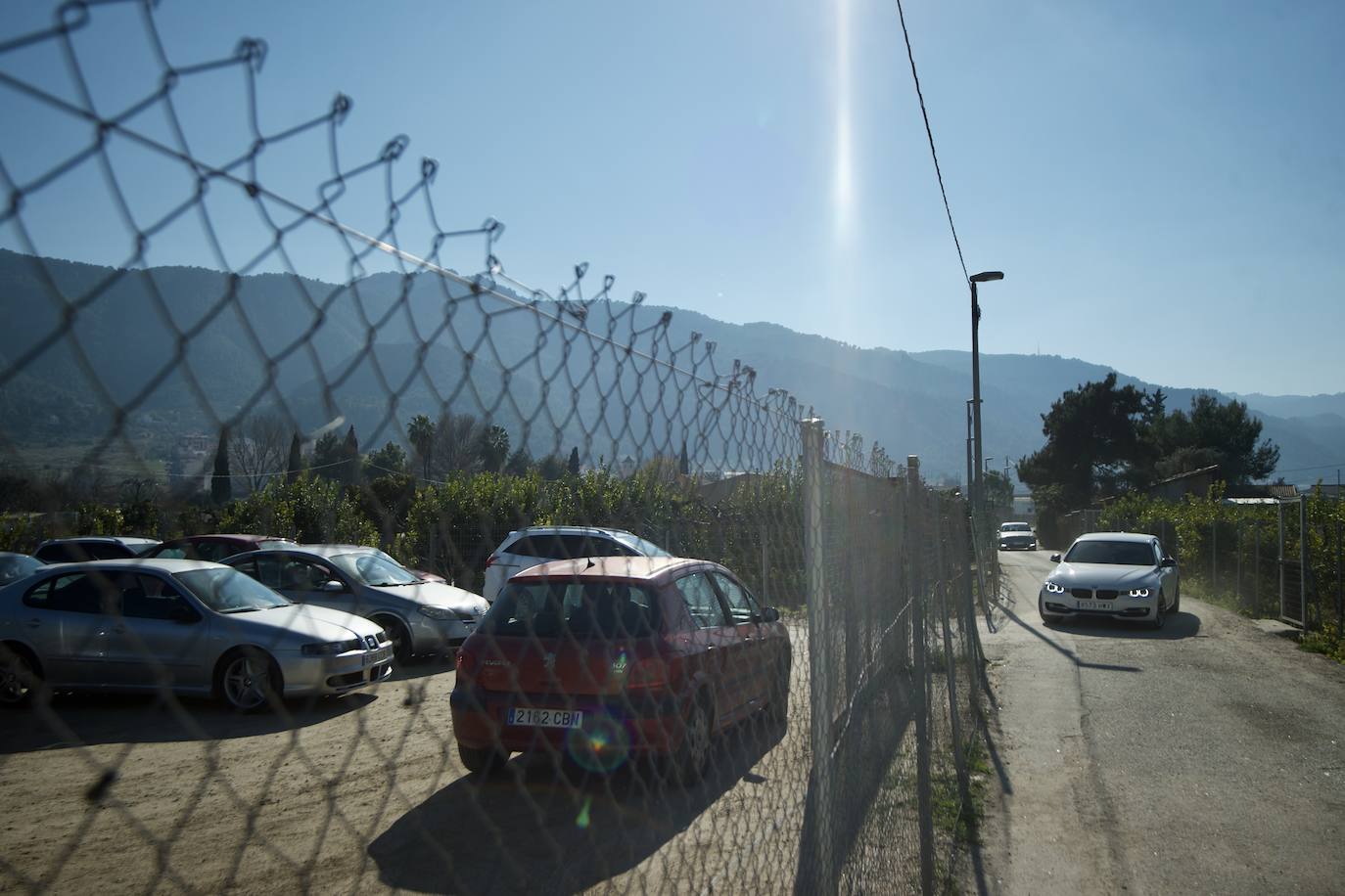 Fotos: El tortuoso camino de decenas de niños para ir cada día al cole en Los Garres