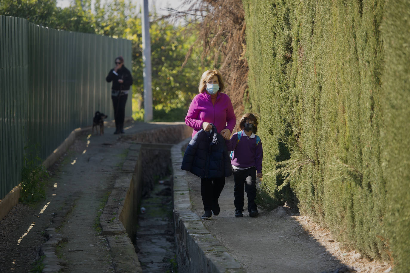 Fotos: El tortuoso camino de decenas de niños para ir cada día al cole en Los Garres