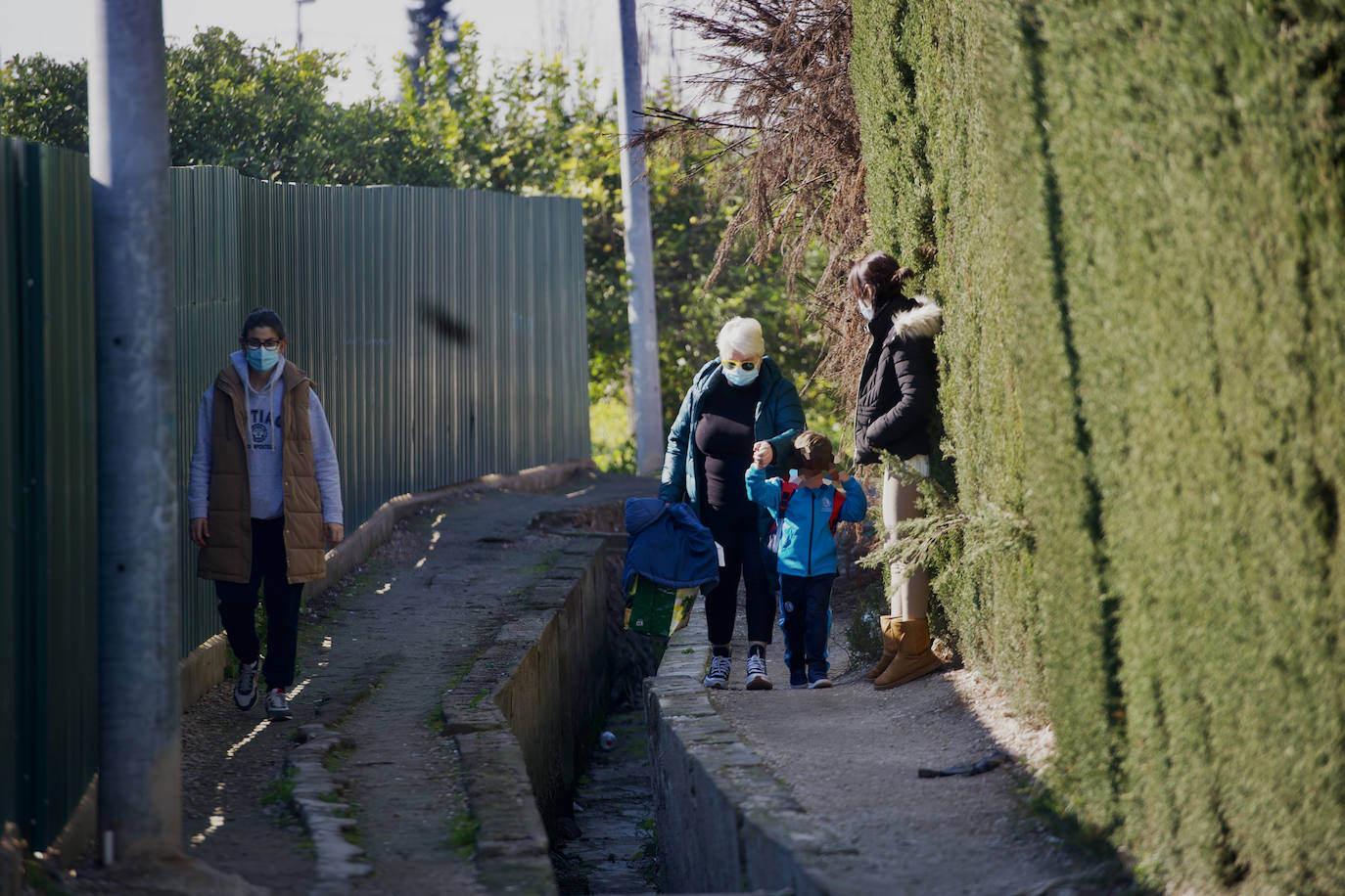 Fotos: El tortuoso camino de decenas de niños para ir cada día al cole en Los Garres