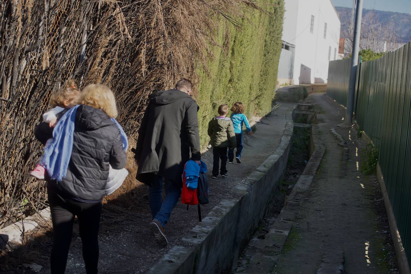 Fotos: El tortuoso camino de decenas de niños para ir cada día al cole en Los Garres