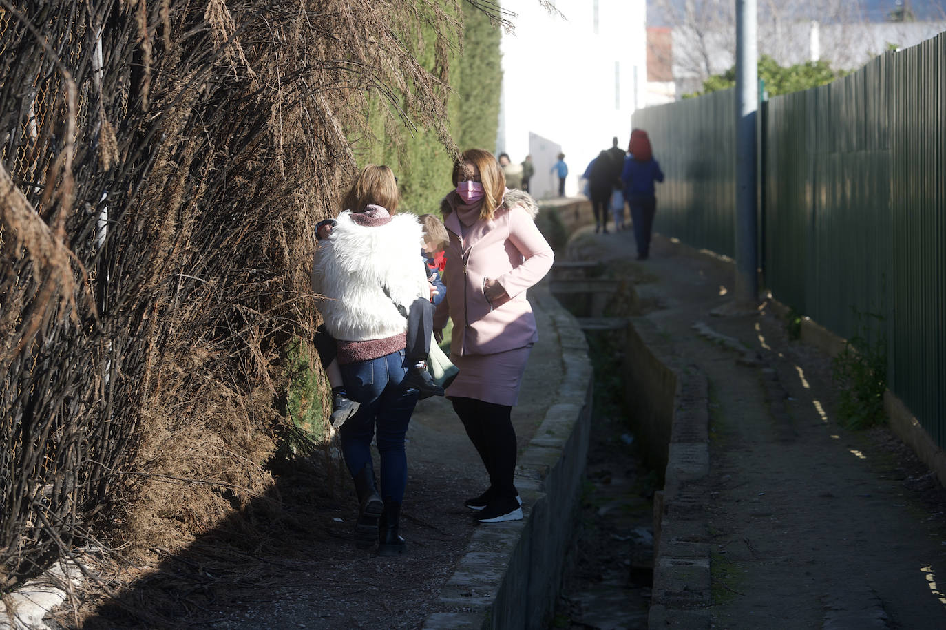 Fotos: El tortuoso camino de decenas de niños para ir cada día al cole en Los Garres