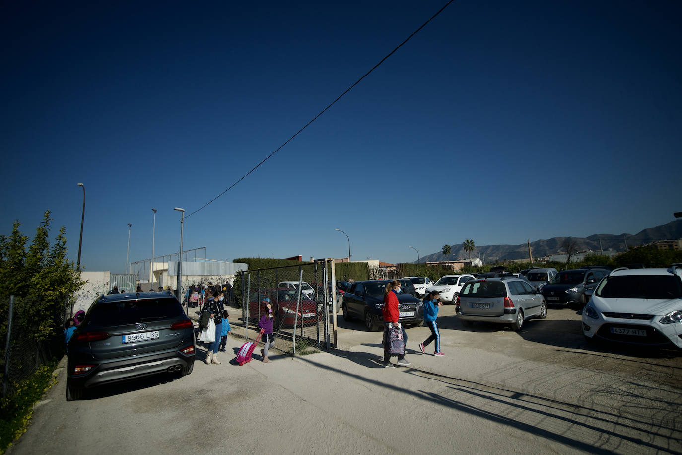 Fotos: El tortuoso camino de decenas de niños para ir cada día al cole en Los Garres